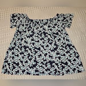Ladies flowy flower top fits like an XL